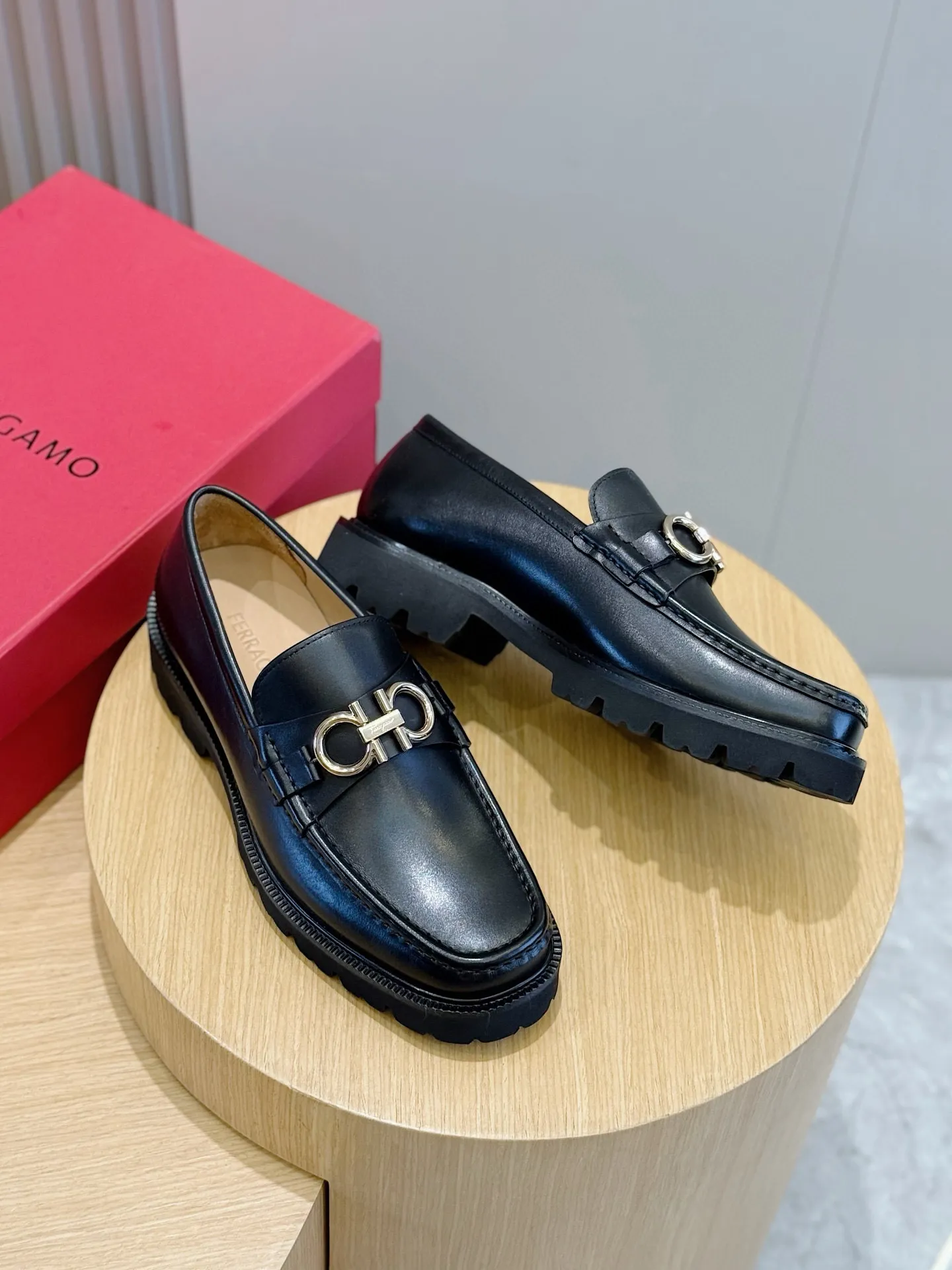 [Ferragamo] Top P: 760💰 Number of yards: 39~44 (38.45. Customized, non-returnable) Ferragamo men's leather derby shoes. The new derby shoes are light in texture and cool in style. They adopt exquisite eyelet uppers and novelly define urban trends. Made of brushed cowhide, it has a plump and rounded toe box and is decorated with delicate wingtip decorative details. Imported cowhide + cowhide lining.